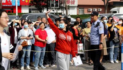 （组图）考场外的温情  每一个瞬间都是爱