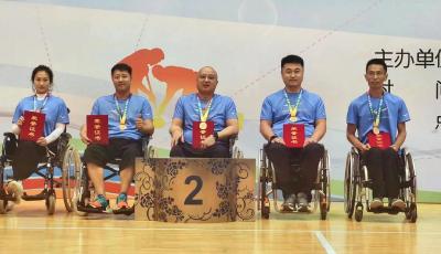 青岛市轮椅冰壶队在2023年全国残疾人旱地冰壶比赛中摘银