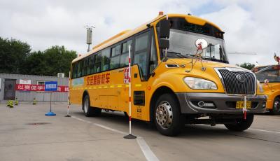 青島校車(chē)駕駛員技能“大比武”  2000余名“老司機(jī)”亮出真功夫