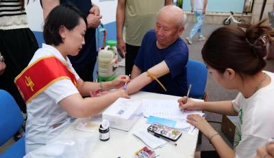傍晚家门口遛弯也能看病？青岛市中心医院 社区“健康夜市”开张了！