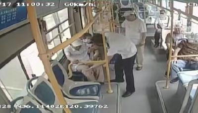 小舉動大溫暖 公交車廂敬老服務“不打折”