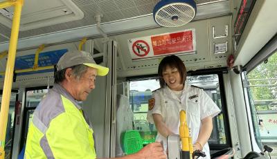 “站立式”服務(wù)讓出行更舒心 226路公交車品質(zhì)服務(wù)再提升