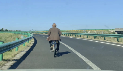 高速路上救助高龄迷路老人