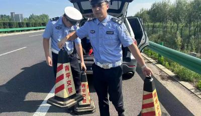 大客車高速路上突然爆胎 27名乘客在高速交警護送下安全轉(zhuǎn)運