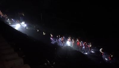 列車被困信號(hào)中斷物資緊缺 這群山東人翻山越嶺搶通生命通道