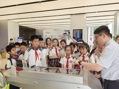 “小小银行家”职业初体验——青岛镇江路小学参与市南区研学实践主题课程