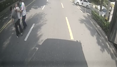 公交车驾驶员热心搀扶老人过马路 赢得乘客点赞好评