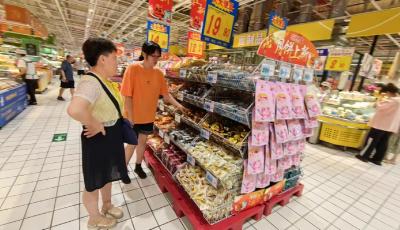 月餅“搶鮮”上市！中秋氛圍漸濃，簡裝零食類月餅成時尚