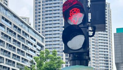 杭州亚运村亮起吉祥物红绿灯 网友：这就是杭州的浪漫与可爱