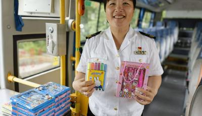 “开学礼包”“收心宝典”“禁止鸣笛” 青岛温馨巴士护航学生上学路 