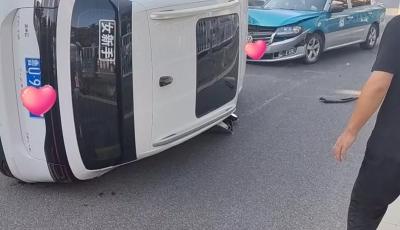 轎車(chē)側(cè)翻，車(chē)頭冒煙，司機(jī)被困！路過(guò)的他沖了上去......