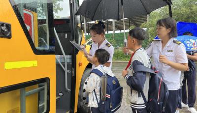 开学首日 青岛温馨校车护航12.5万岛城学子顺利入学