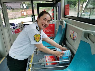 青岛温馨巴士女驾驶员的“高配”车厢  上线一周引乘客频频点赞