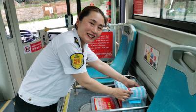 青島溫馨巴士女駕駛員的“高配”車廂  上線一周引乘客頻頻點(diǎn)贊