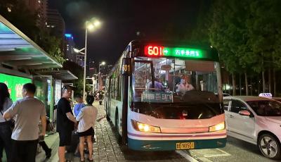 打卡燈光秀 晚上客流持續(xù)增長 青島溫馨巴士部分末車延時待客