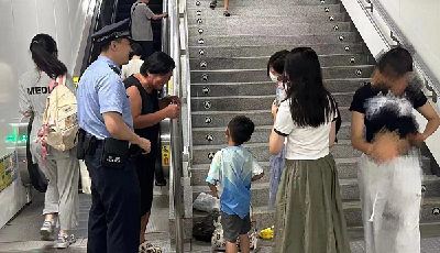 六旬老人地鐵站內和家人走失 地鐵公安伸援手助團圓