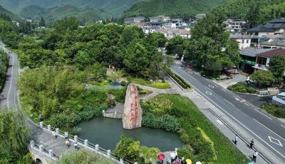 【央视快评】做绿水青山就是金山银山理念的积极传播者和模范践行者  