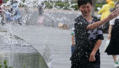 “秋老虎”出笼发威  36℃高温下的青岛