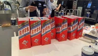 爆單、下架、排長(zhǎng)隊(duì)！茅臺(tái)和瑞幸，這波誰(shuí)賺了？