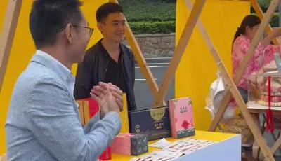 海鲜酱给大馒头代言？不是，我就是卖海鲜酱的！来崂山，这里有不仅有好戏，还有好吃的！#乡村振兴齐鲁样板——村村有好戏#海鲜酱遇上大馒头