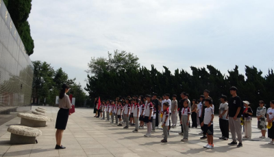 青岛百余观众走进市纪念馆参加全民国防教育日特别活动