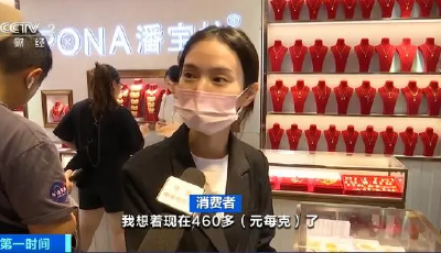 金價(jià)飆漲，有人火速拋售變現(xiàn)33萬(wàn)，有人卻臺(tái)風(fēng)天排隊(duì)買金！分析師：已達(dá)高位，別盲目追漲！