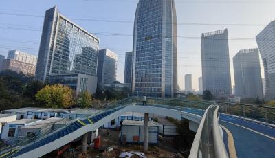 在现场 | 青岛海尔路新添过街天桥投入使用