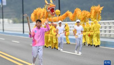 青岛市残疾人运动员崔玉涛担任杭州亚残运会火炬手
