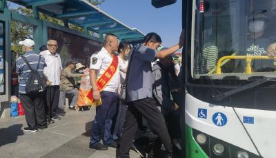 車廂服務(wù)“牽手”志愿服務(wù) 李滄巴士為雙節(jié)打造服務(wù)閉環(huán)