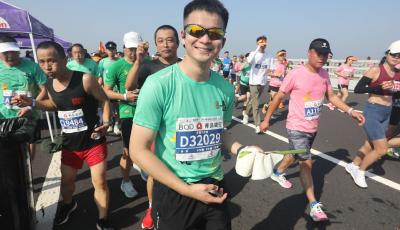 精彩花絮：跑步、赏景、吃美食！青岛海上马拉松成欢乐海洋