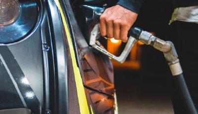 今晚油价降了！加满一箱92号汽油预计少花2.5元