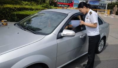 青島溫馨巴士志愿者倡導(dǎo)私家車“各行其道”