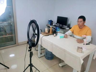 大学生直播创业故事：梦想在镜头前绽放