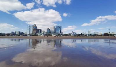 青岛今天晴到少云，市区最高气温20℃，最低气温14℃