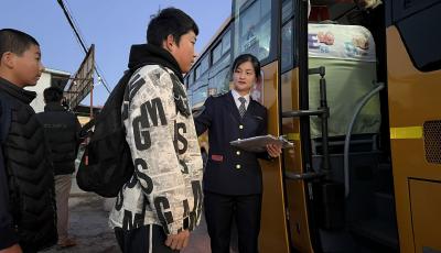 温暖山里娃的上学路 青岛温馨校车新开通16条校车线路 