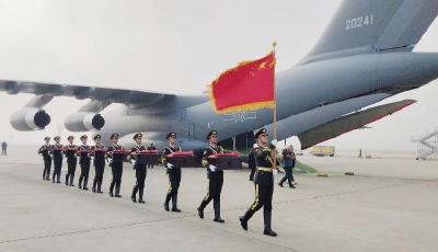 英雄回家！一路上的每一幕都令人动容