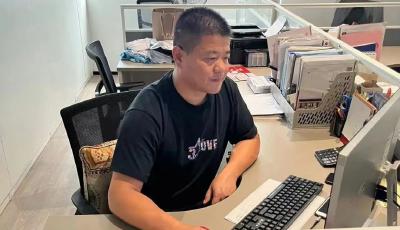 街边惊险一幕！歹徒持刀行凶，他抄起马扎砸了过去……