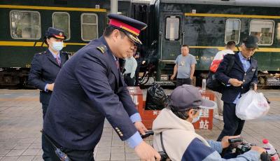 K878次列車暖心服務 列車長背起行動不便旅客