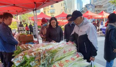 果蔬卖出“白菜价”！青岛供销社“供富大篷车”开进社区助农惠民