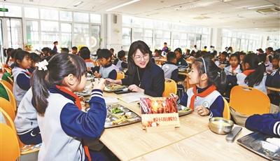学生都爱到学校食堂吃饭了—— 中小学食堂建设的“青岛路径”