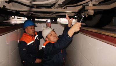 青島溫馨巴士拉網(wǎng)檢修車輛 保障市民元旦假期順利出行