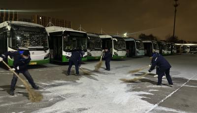戰(zhàn)雨雪 保運營 青島城陽巴士多舉措浴“雪”奮戰(zhàn)