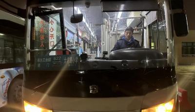 和這個城市一起蘇醒 青島溫馨巴士首班車駕駛員凌晨4點半就出門