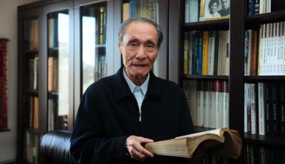 嚴(yán)文明教授獲終身成就獎(jiǎng)，這個(gè)獎(jiǎng)首次頒給中國(guó)考古人