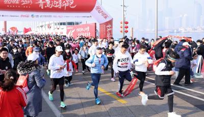 青島迎新跑丨助農(nóng)白菜寓意豐 “百財”有余迎新年