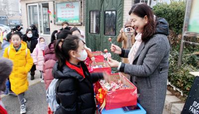青岛重庆路第二小学举行庆元旦主题实践活动