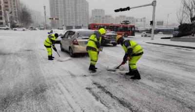 累计出动310支清雪队伍 青岛市城市管理局全力组织做好清雪除冰工作