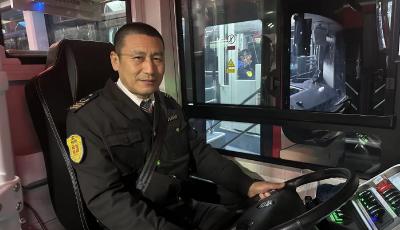 他駕駛著“深夜公交” 護送城市“夜歸人”