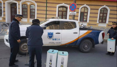 市南區(qū)綜合行政執(zhí)法大隊火車站中隊 開展充電寶店外經(jīng)營問題專項整治 