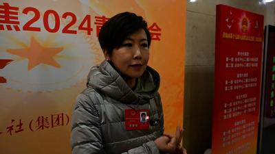 出席青岛市十七届人大三次会议的人大代表报到  